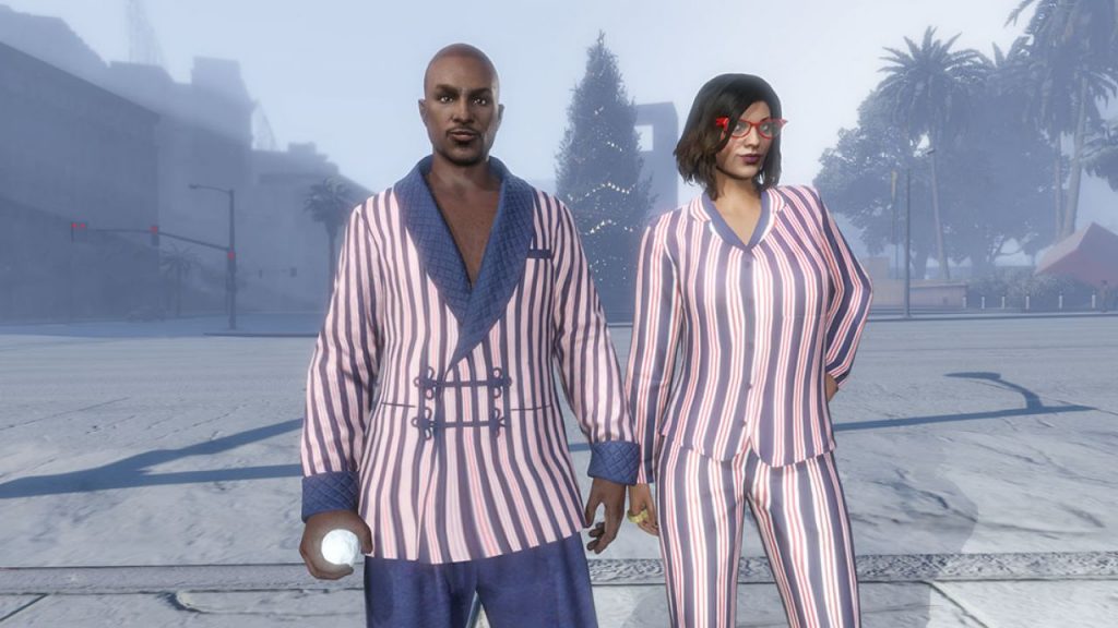 Giacca smoking e pigiama a righe, presenti in GTA Online 
