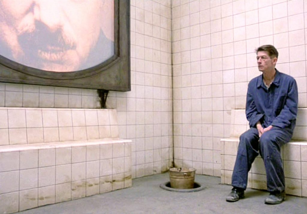 La vecchiaia non aveva reso irriconoscibile il suo volto, e con il tempo Winston Smith aveva iniziato a farsi vedere anche parecchio sorridente