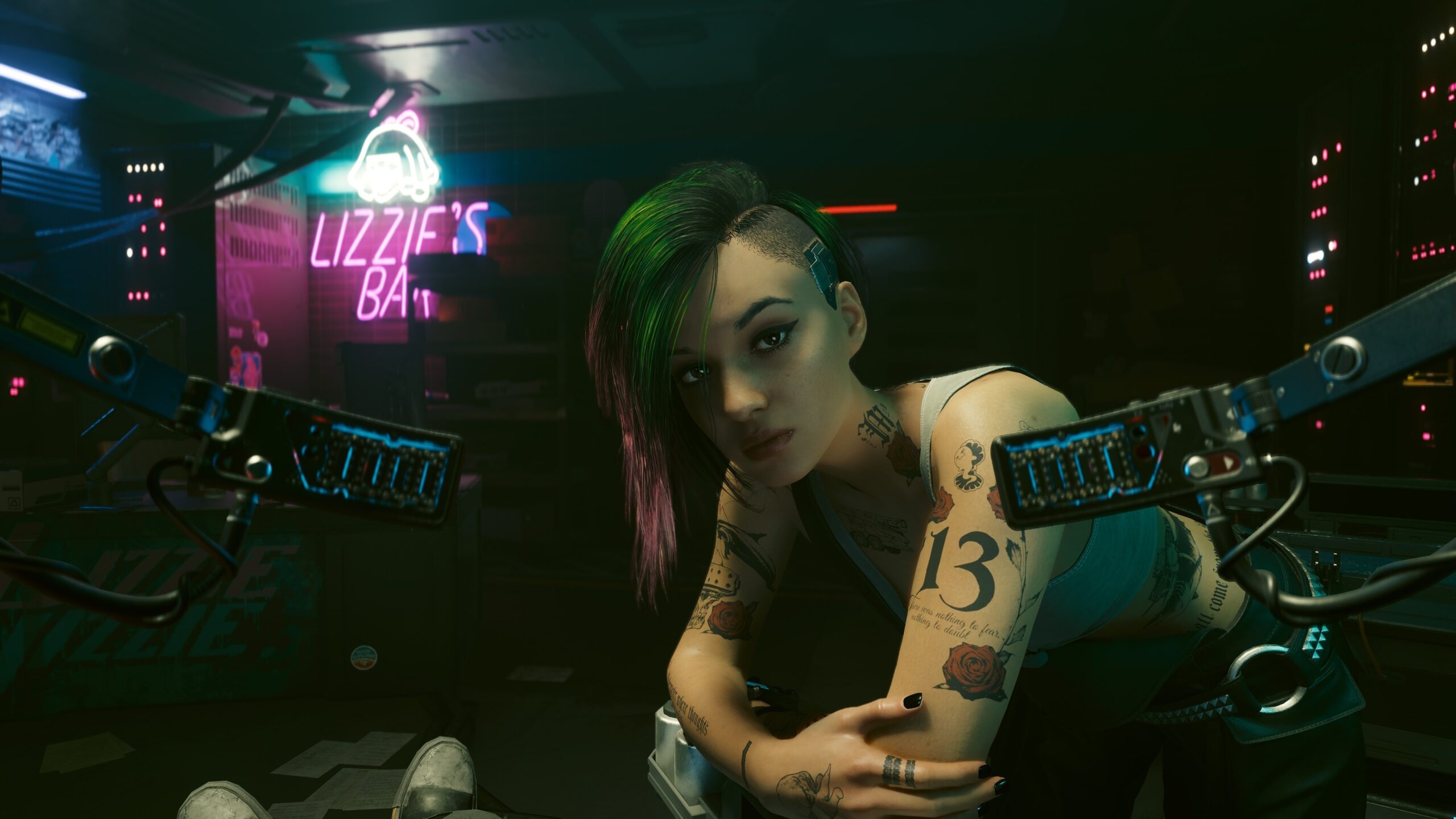 Cyberpunk 2077: "Il corpo del nostro alter ego diviene un cantiere di potenziometri e cavi, dove l'identità si confonde con l'hardware coassiale."